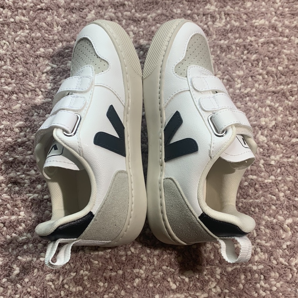 Veja V- 10 Sneaker - Picture 9 of 11